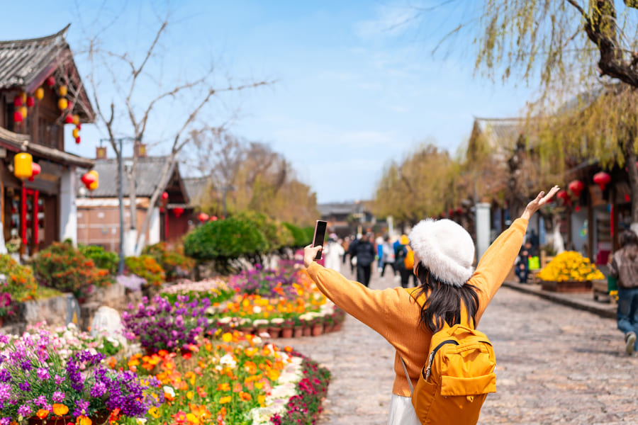 mujer caminando Primavera china